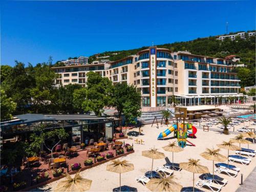 卡瓦尔纳Royal Grand Hotel and Spa - All Inclusive and Free beach accsess的一个带遮阳伞和游泳池的海滩的度假胜地