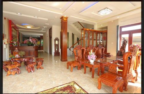 绥和市金玉庆酒店的用餐室配有木椅和桌子