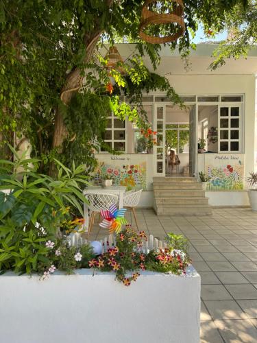马塔拉马塔拉风景酒店的白色的房子,有长凳和一些花
