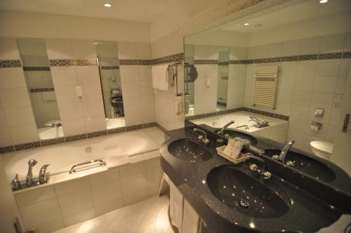 塞勒奥莱克酒店的一间浴室