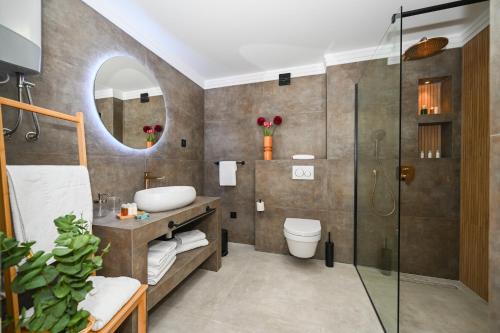 杜布罗夫尼克Casa Laurea的带淋浴、盥洗盆和卫生间的浴室