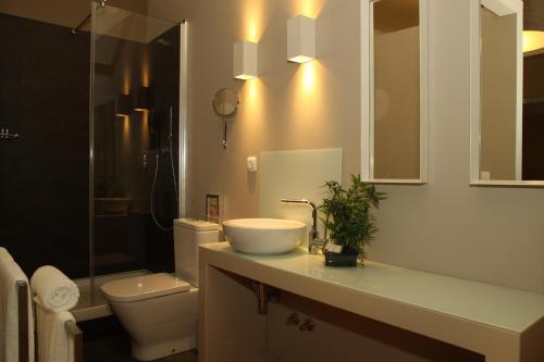 里斯本Castilho House的一间带水槽和卫生间的浴室