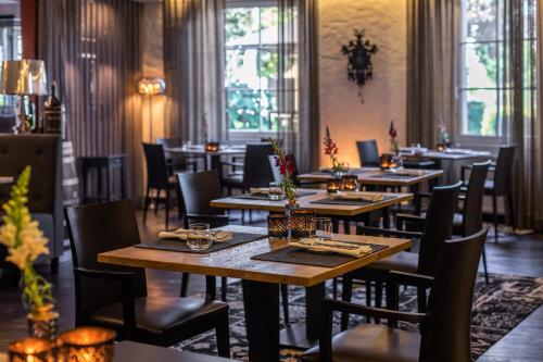 赖兴瑙慕赫勒伽藤餐厅&酒店的用餐室配有木桌和椅子