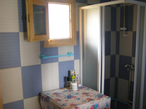 古察Guesthouse Kuzmanovic的一个小浴室,配有桌子和窗户