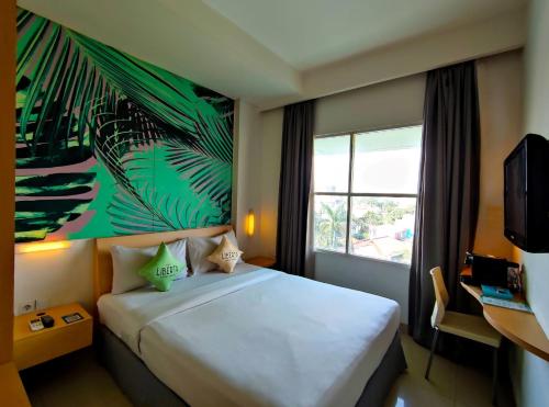 雅加达克芒利伯塔酒店的酒店客房设有床和窗户。