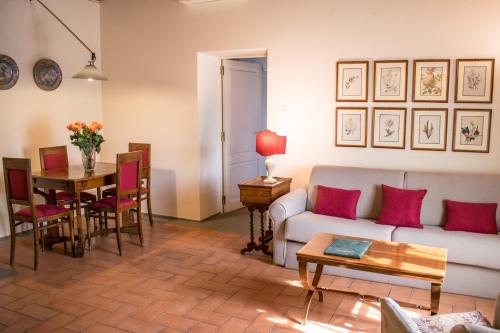 阿雷佐卡德法拉堤住宅酒店的客厅配有沙发和桌子