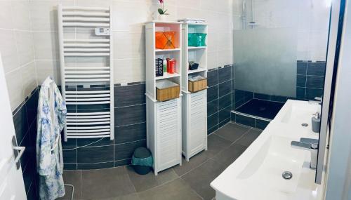 塔布Chambre privée face à la gare的浴室配有盥洗盆、卫生间和浴缸。