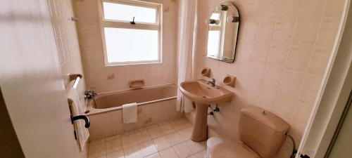 克伦蒂Villa Bronja Studio airconditioned apartment Xlendi的浴室配有盥洗盆、卫生间和浴缸。