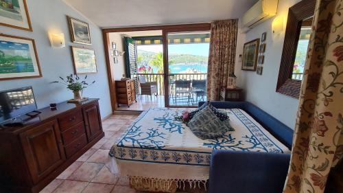 阿祖罗港La Pianotta Sulla Spiaggia的一间卧室配有一张床,享有海景