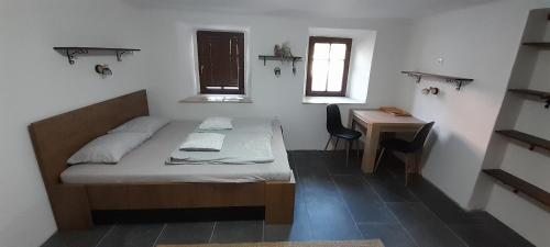 什科菲亚洛卡Apartment Slovan的一间小卧室,配有一张床和一张书桌