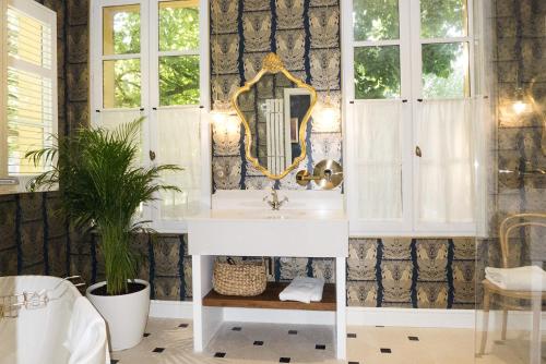 普罗旺斯艾克斯Villa Amara的一间带水槽和镜子的浴室