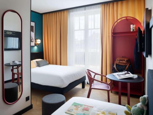 第戎宜必思中央酒店的酒店客房设有一间带一张床和一张桌子的卧室