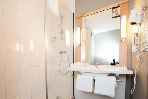 加来宜必思加莱汽车渡轮酒店的一间带水槽和淋浴的浴室