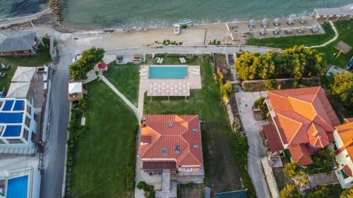 基普塞利Omega Estate Resorts的享有带游泳池的房屋的空中景致