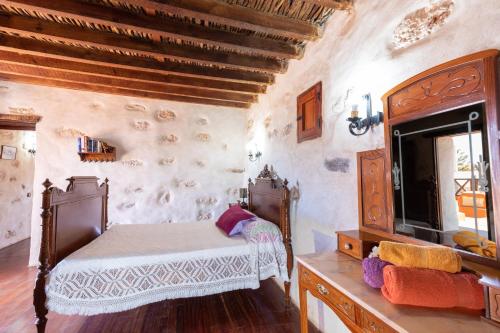 TuinejeCasa Rural Tamasite的一间卧室配有一张床和镜子
