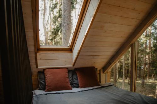 Private cosy forest cabin客房内的一张或多张床位