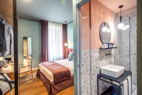米兰Sheva Boutique Hotel的客房内的浴室设有床和水槽