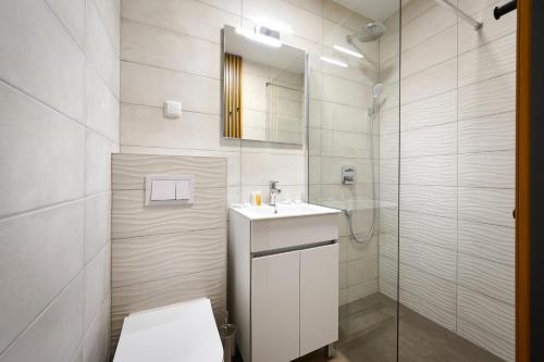 沃迪切Hotel Imperial的白色的浴室设有水槽和淋浴。