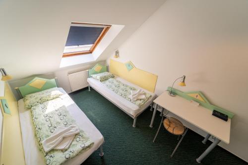 布达佩斯MP Hostel Budapest的小房间设有两张床和一张书桌