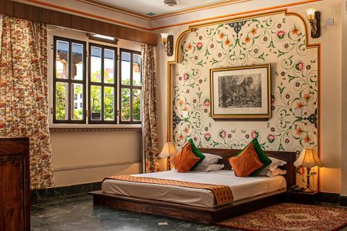 斋浦尔Diggi Palace A Luxury Heritage Hotel的一间卧室设有一张床和一个窗口
