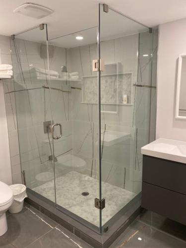 米西索加Luxurious and Spacious Apartment with 2 bedrooms and 2 Baths的一间带卫生间的浴室内的玻璃淋浴间