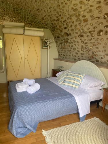 明乔河畔的瓦雷奇奥La Guarnigione的一间卧室配有带毛巾的床