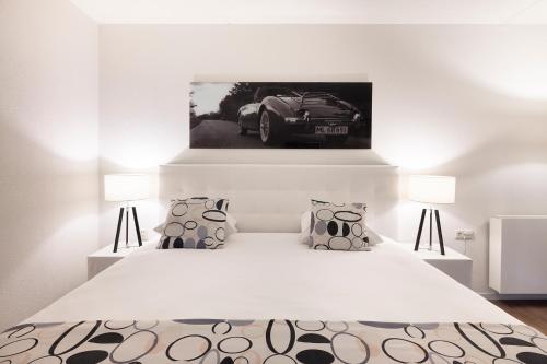 乌得勒支米特兰德酒店的白色卧室配有带两盏灯的白色床