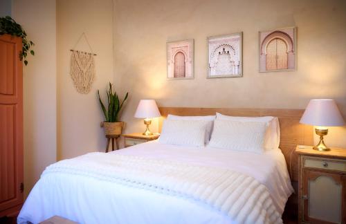 路易特里哈特The BeeKeeper's Inn的一间卧室配有一张带两盏灯的大型白色床。
