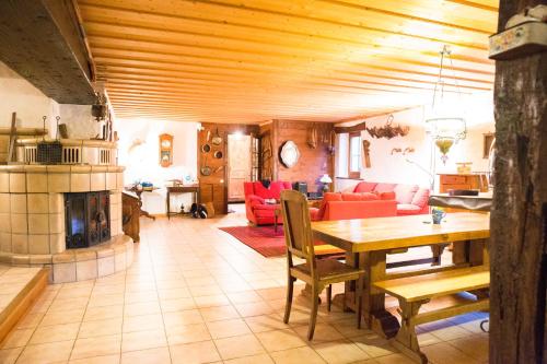 萨莫安斯Chalet familial authentique avec jardin/cheminée的客厅配有桌子和壁炉