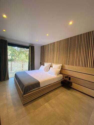 博尼法乔Mini-Villa Jade的一间卧室设有一张床和一个大窗户