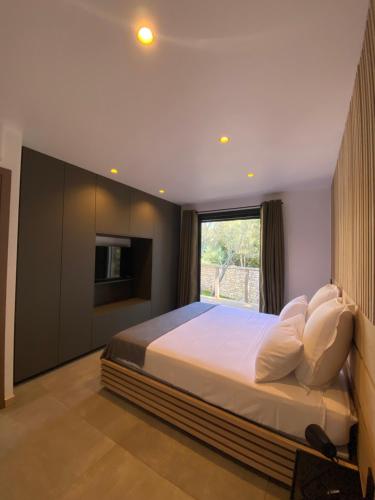 博尼法乔Mini-Villa Jade的一间卧室设有一张大床和一个窗户。