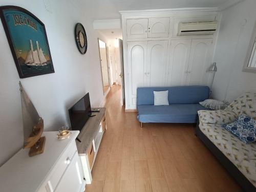 卡拉德费斯特拉特Apartamento en Cala de Finestrat的客厅配有蓝色的沙发和电视