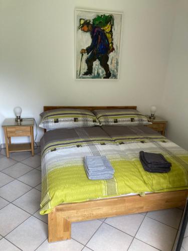 BignascoCà Maria的一间卧室配有一张带黄色毯子的大床