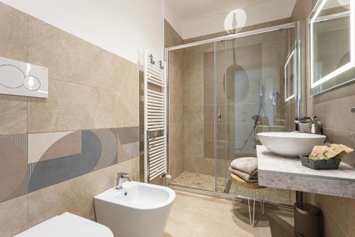 切塞纳蒂科I Delfini - Natural B&B的一间带卫生间和水槽的浴室
