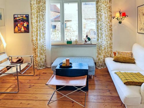 布尔韦勒Pfalz-Dorfhaus的客厅配有沙发和桌子