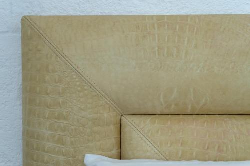 马翁Hotel San Miguel Menorca的一张带枕头的日光浴床的壁橱
