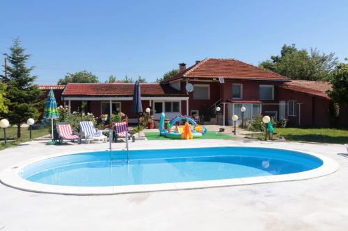 RadanovoNature House Bulgaria的庭院内带游乐场的小游泳池