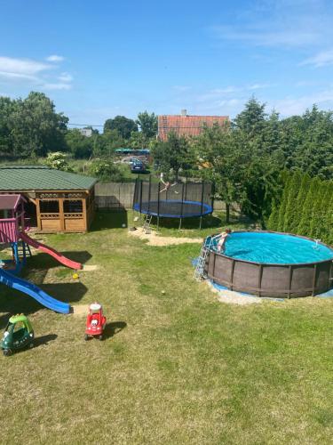 斯蒂格纳Dom Goscinny Luna的一个带游泳池和游戏设备的后院