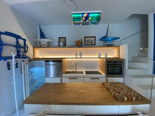 马里迪莫Dal Notaio, Appartamento Con Terrazza的厨房配有水槽和台面
