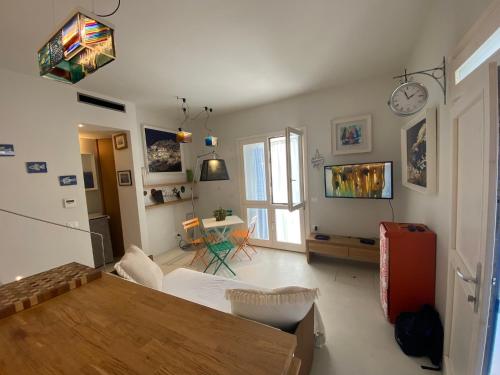 马里迪莫Dal Notaio, Appartamento Con Terrazza的客厅配有桌子和冰箱