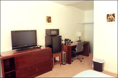 KemmererAntler Motel的客房设有电视和带电脑的书桌