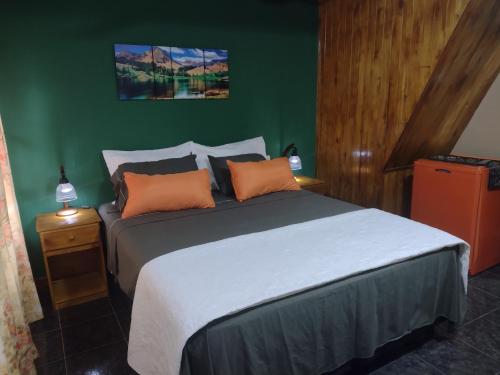 伊瓜苏港口酒店客房内的一张或多张床位