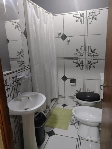 伊瓜苏港伊瓜苏港口酒店的一间带水槽和卫生间的浴室