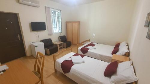 埃里温科萨贝拉旅游之家的酒店客房设有两张床和电视。