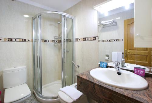 福恩吉罗拉努利亚索公寓的一间带水槽、淋浴和卫生间的浴室