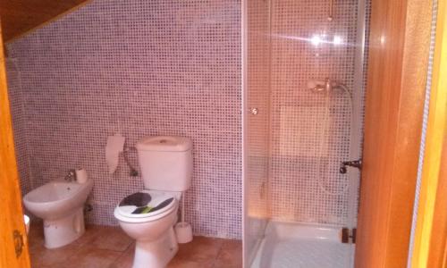 La CostanaLa casa azul del Pantano的一间带卫生间和淋浴的浴室