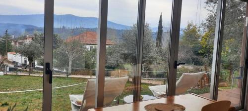 洛萨Adore Portugal Bungalow Natureza & Vista de Serra的窗户间里的桌椅