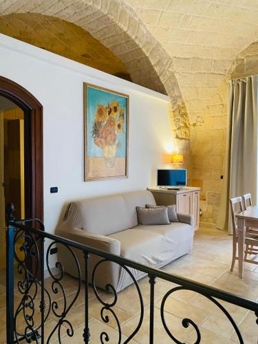 特拉尼La prima dimora - Suite的客厅配有沙发和桌子