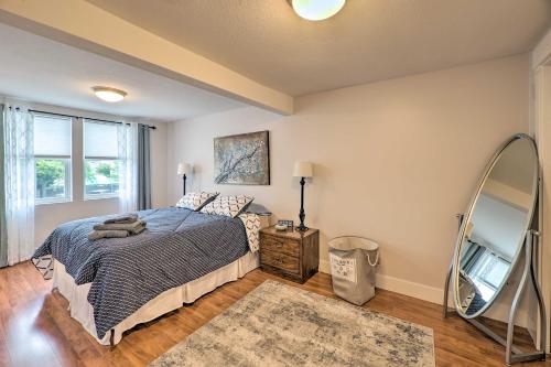 Cute Grand Haven Apartment Walk Downtown Streets!客房内的一张或多张床位