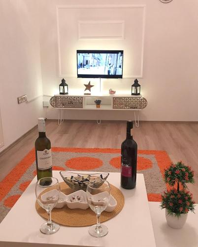 普里耶多尔Apartman Dunja II的客厅配有2瓶葡萄酒。